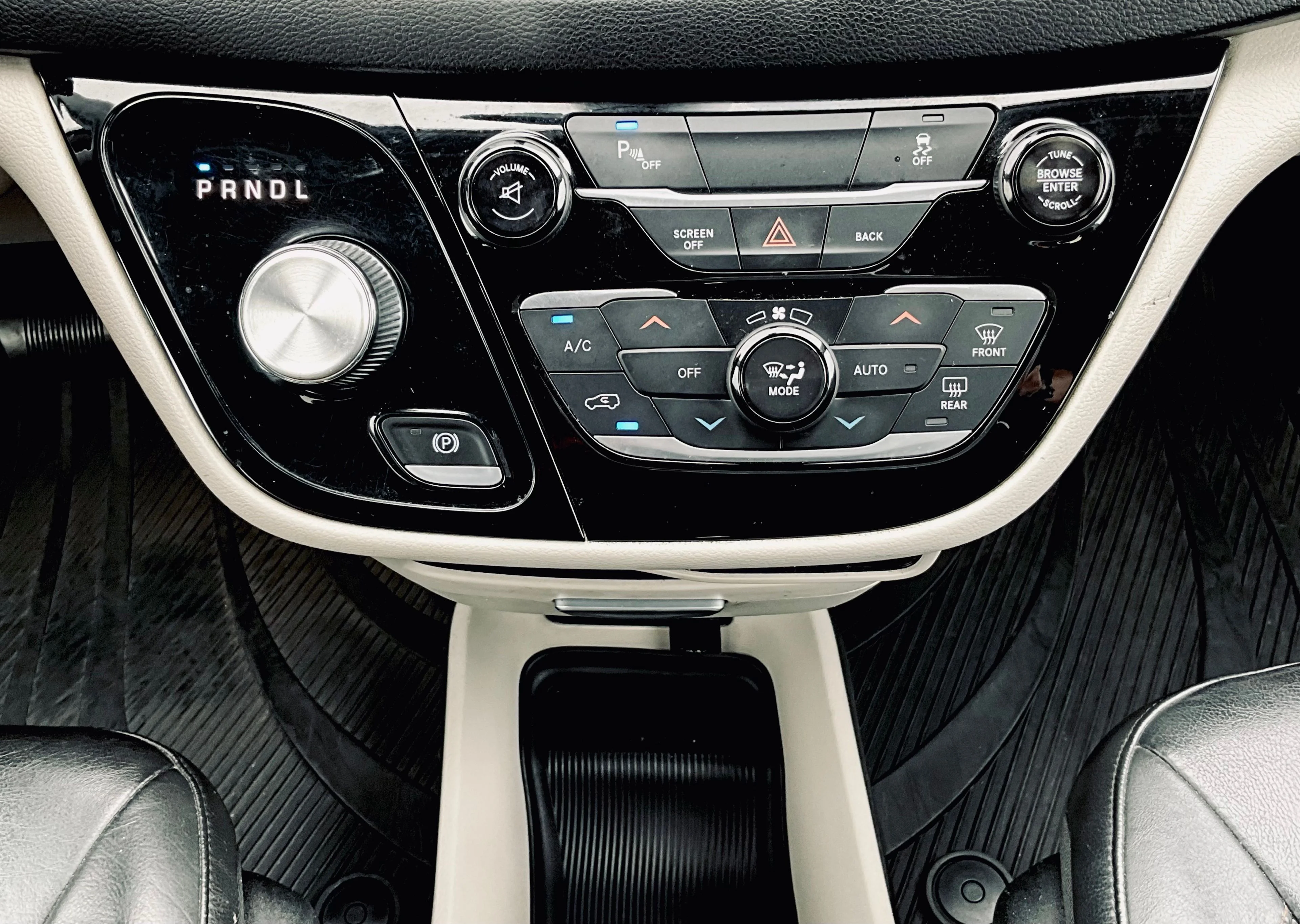Used 2017 Silver Chrysler Touring L image 18