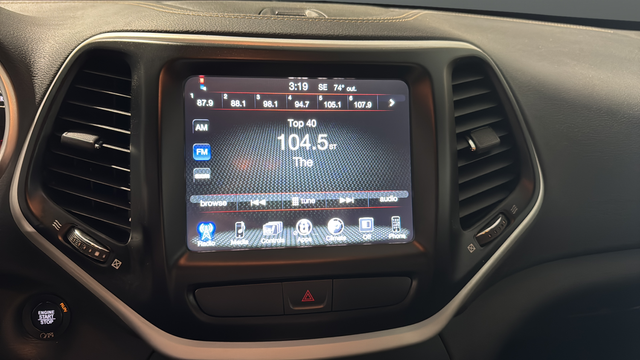 Used 2018 Diamond Black Crystal Pearlcoat Jeep Latitude Plus image 15