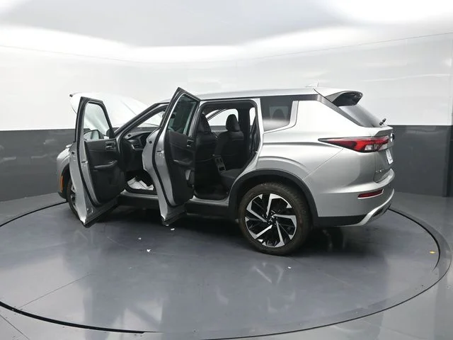 Used 2023  Mitsubishi  image 33