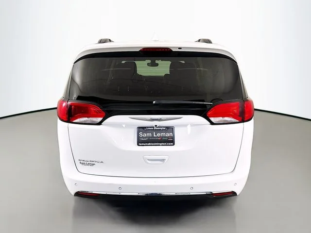 Used 2017 White Chrysler Touring L image 6
