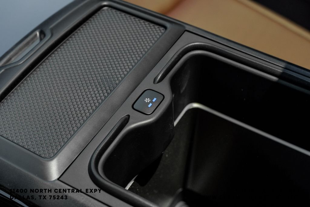 New 2026 Santorini Black Metallic Land Rover SE image 32