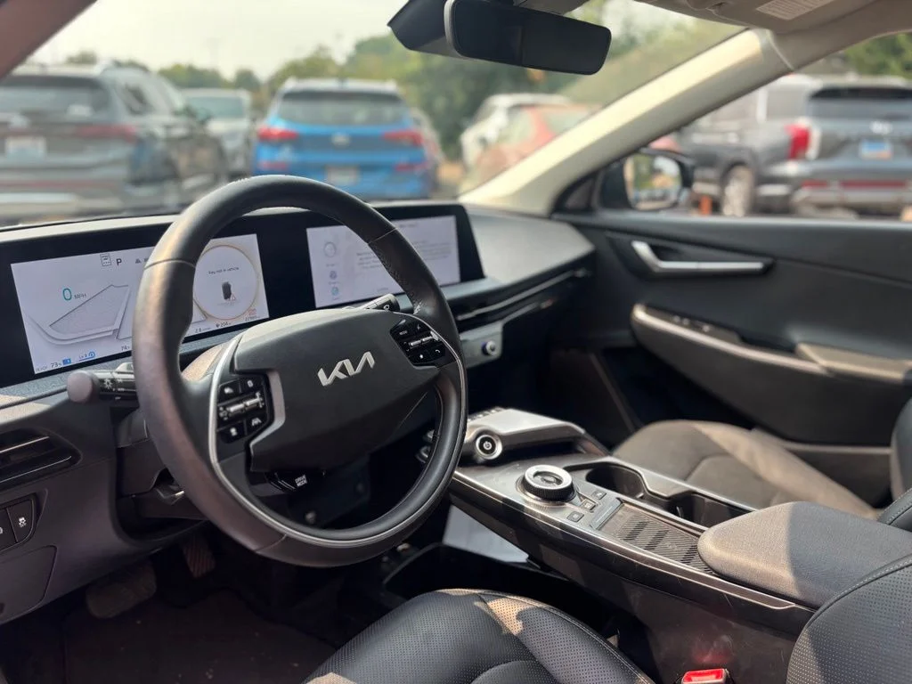 Used 2024 Steel Gray Kia Wind image 25
