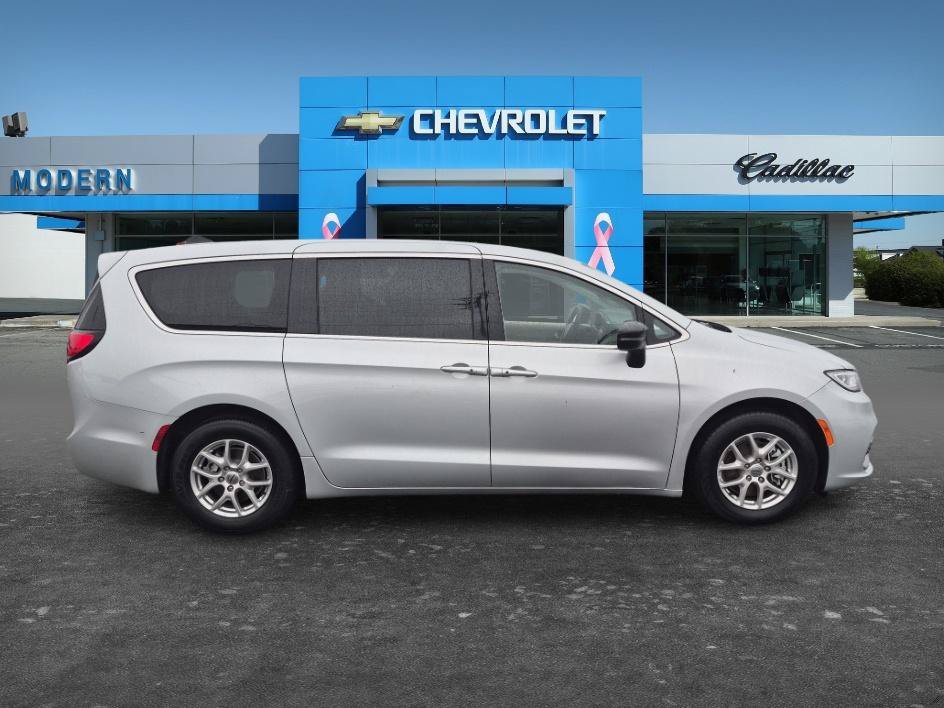 Used 2024 Silver Mist Clearcoat Chrysler Touring L image 6
