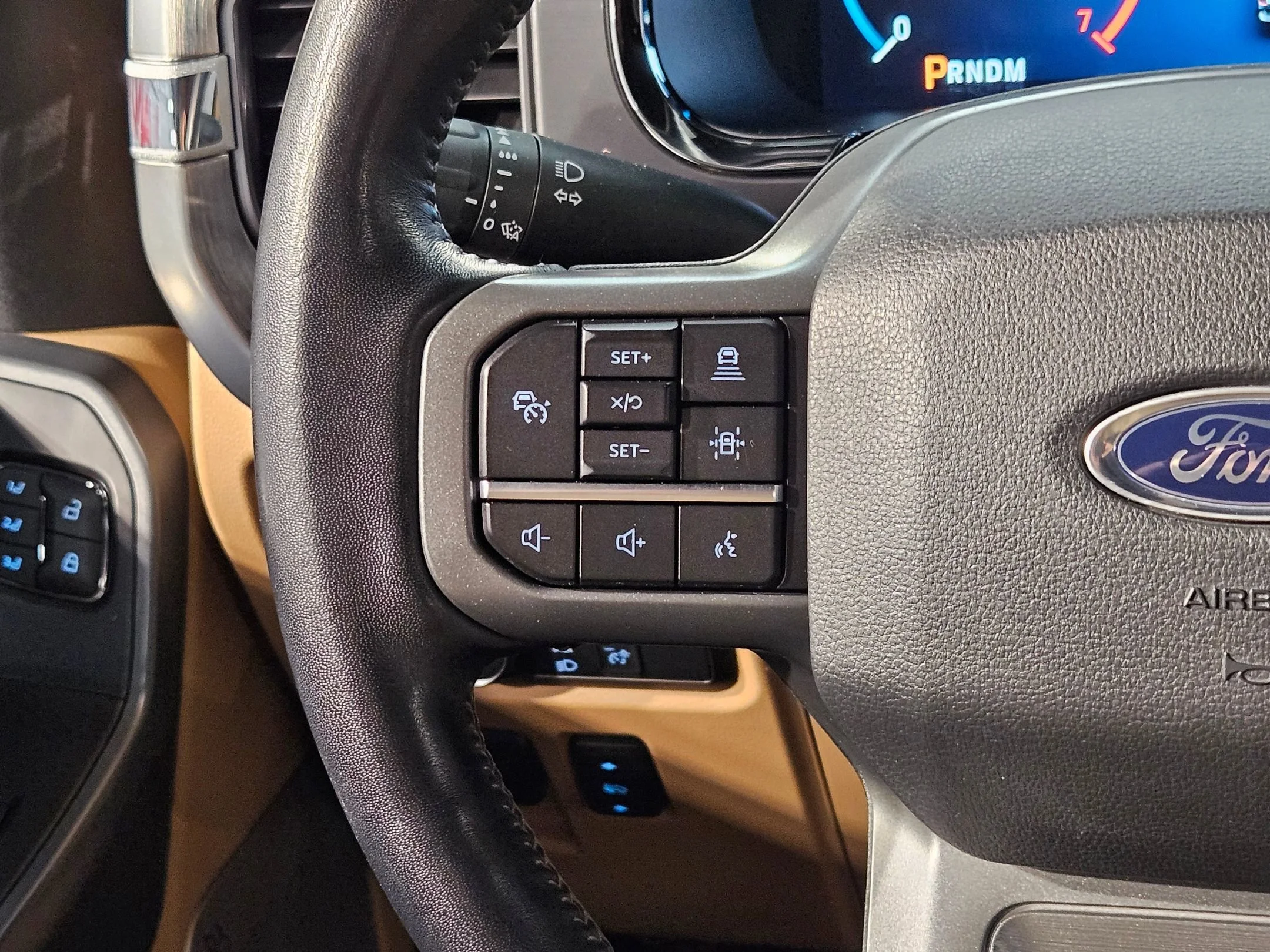 Used 2022 Smoked Quartz Metallic Tinted Clearcoat Ford LARIAT image 27