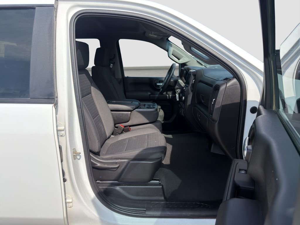 Used 2022 White Chevrolet Custom image 18