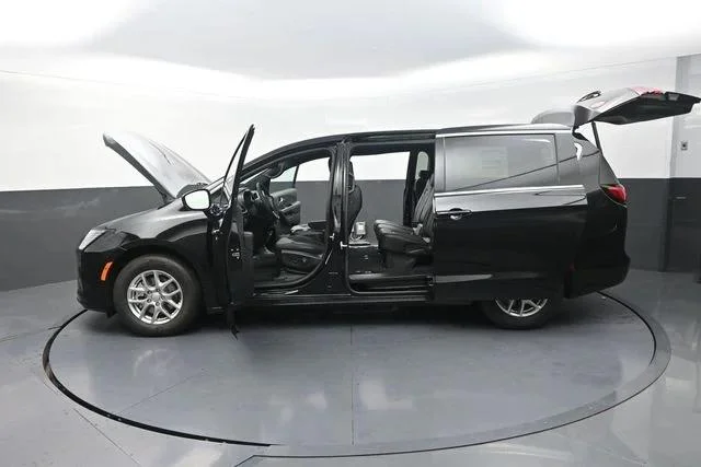New 2027 Diamond Black Crystal Pearl-Coat Exterior Paint Chrysler Select image 31