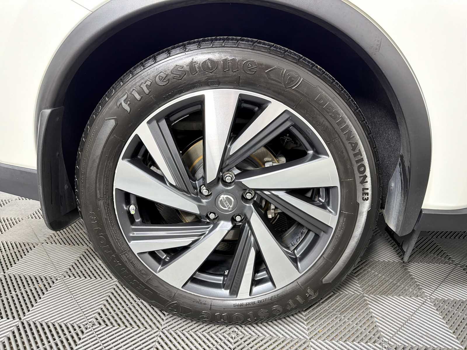 Used 2018 Pearl White Nissan Platinum image 14