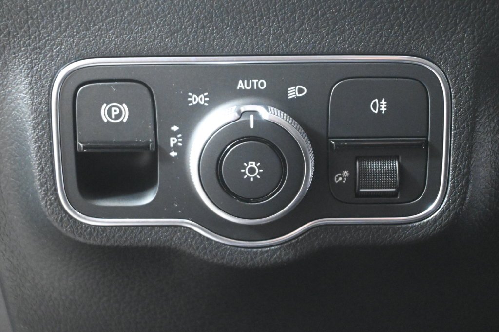 Used 2026 Mountain Grey Metallic Mercedes-Benz GLA 250 image 25