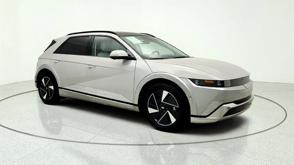 Used 2025 Cyber Gray Hyundai Limited RWD image 3