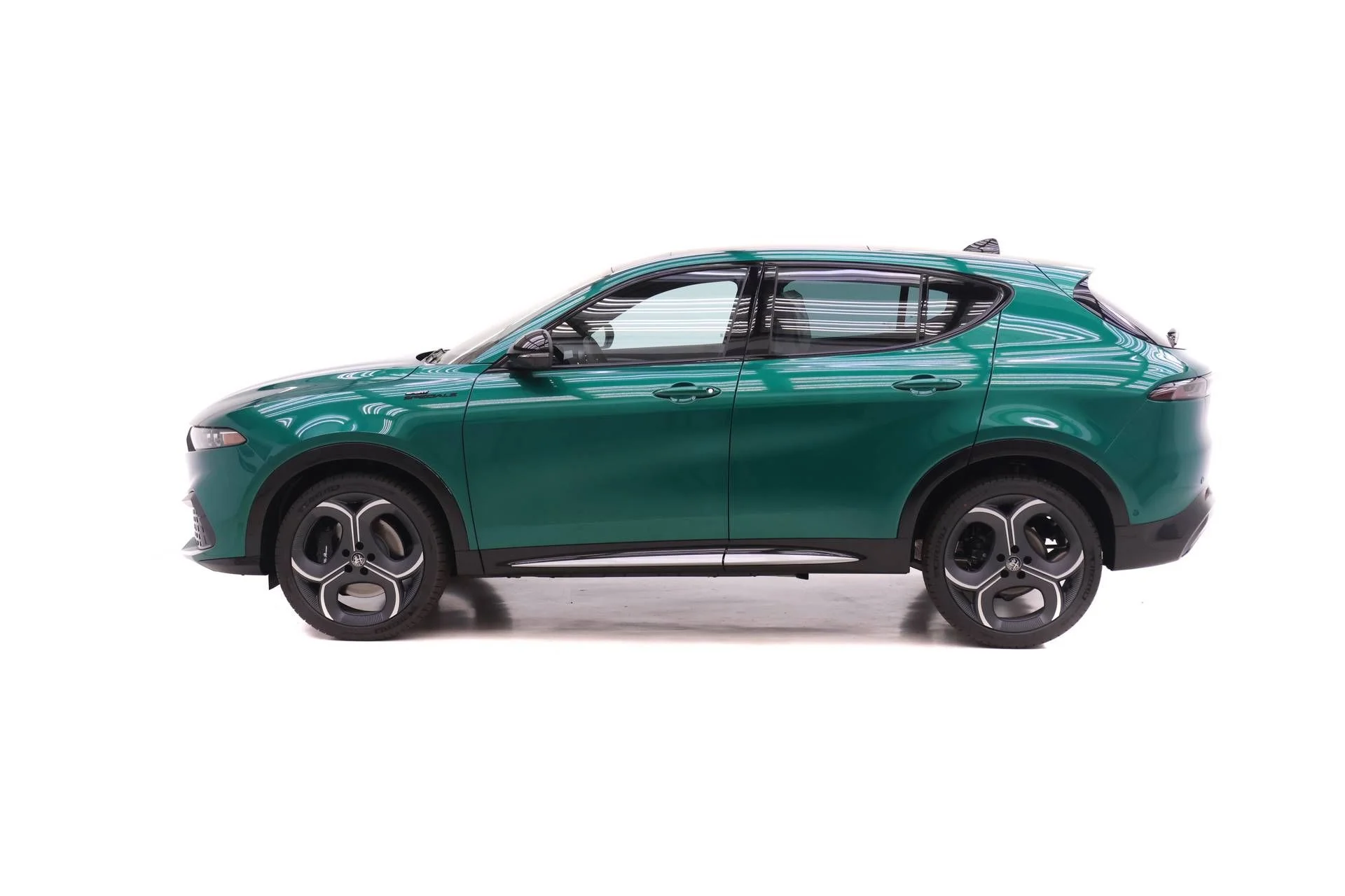 New 2026 Verde (Green) Fangio Metallic Exterior Paint Alfa Romeo Sport Speciale image 3