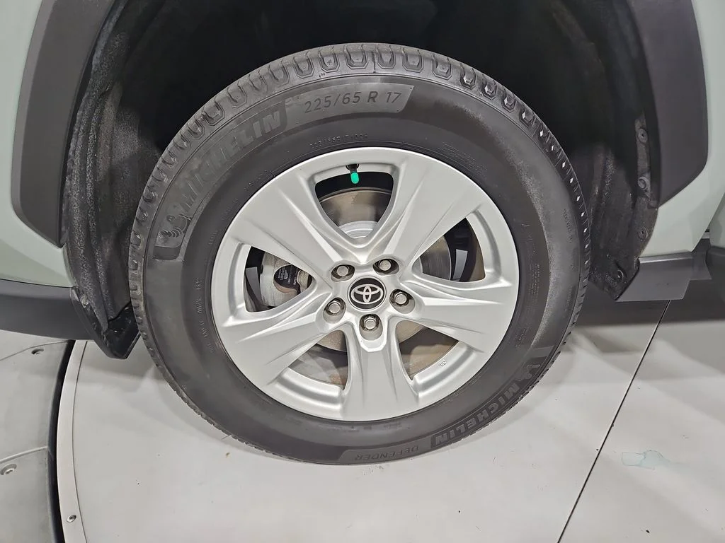 Used 2021  Toyota XLE image 27
