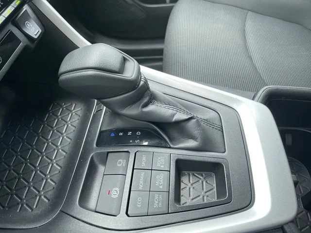 Used 2025 White Toyota LE image 19