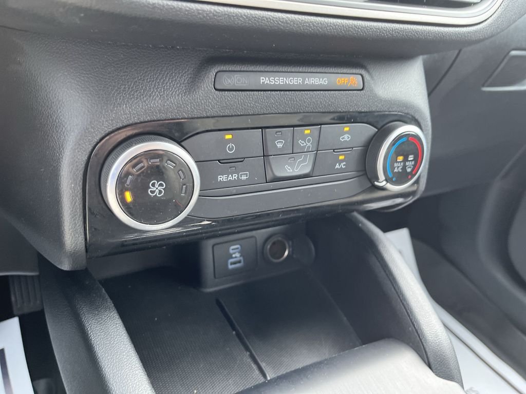 Used 2022 Silver Ford SE image 18