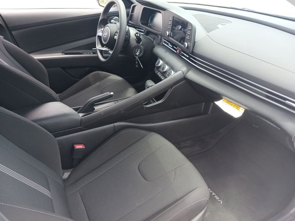 2025 Hyundai Elantra SE - Photo 15