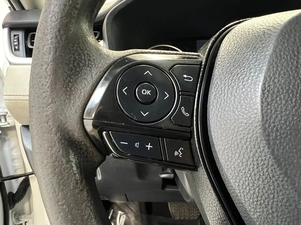 Used 2022 White Toyota XLE image 20
