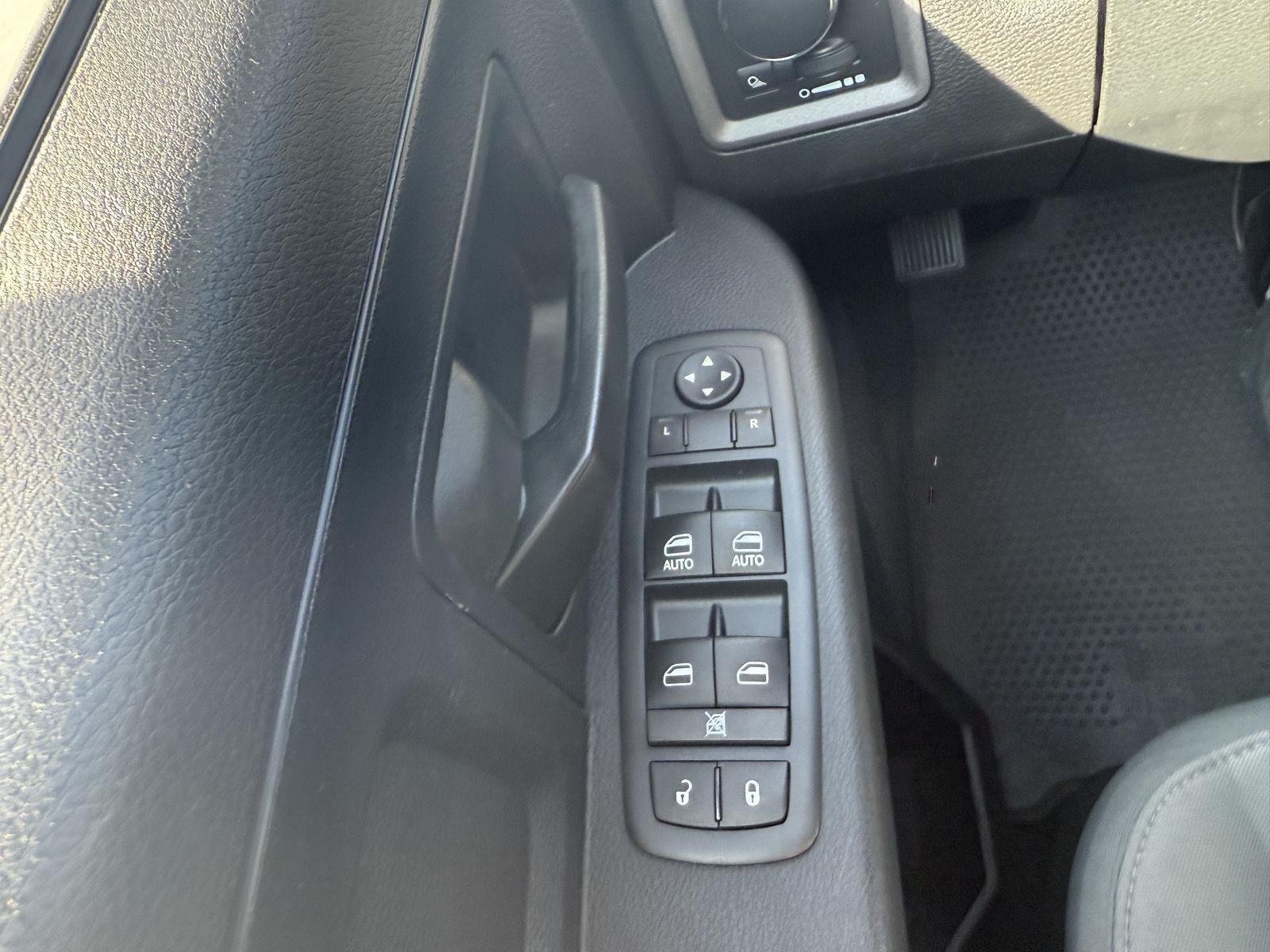 Used 2016 Delmonico Red Pearlcoat Ram Tradesman image 9