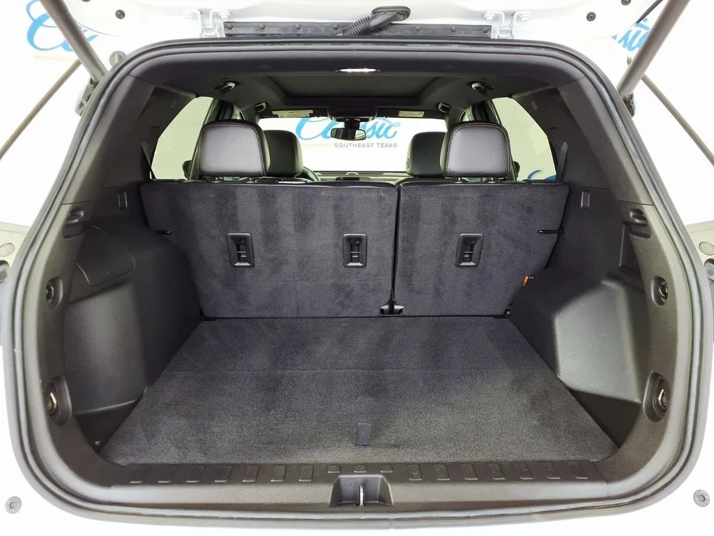 Used 2023 White Chevrolet Premier image 9