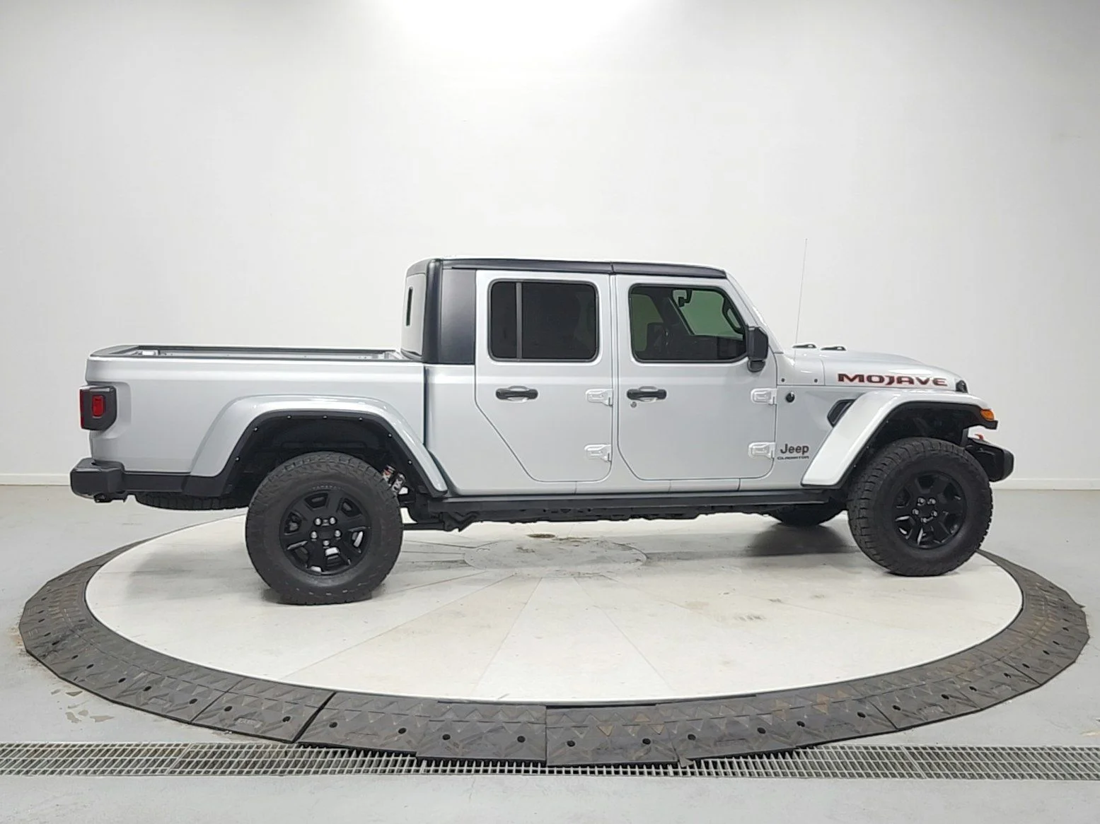 Used 2022 Silver Jeep Mojave image 8