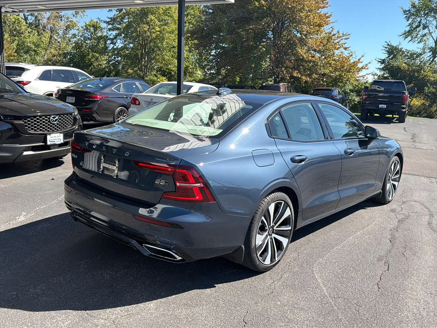 Used 2022 Denim Blue Metallic Volvo Momentum image 8