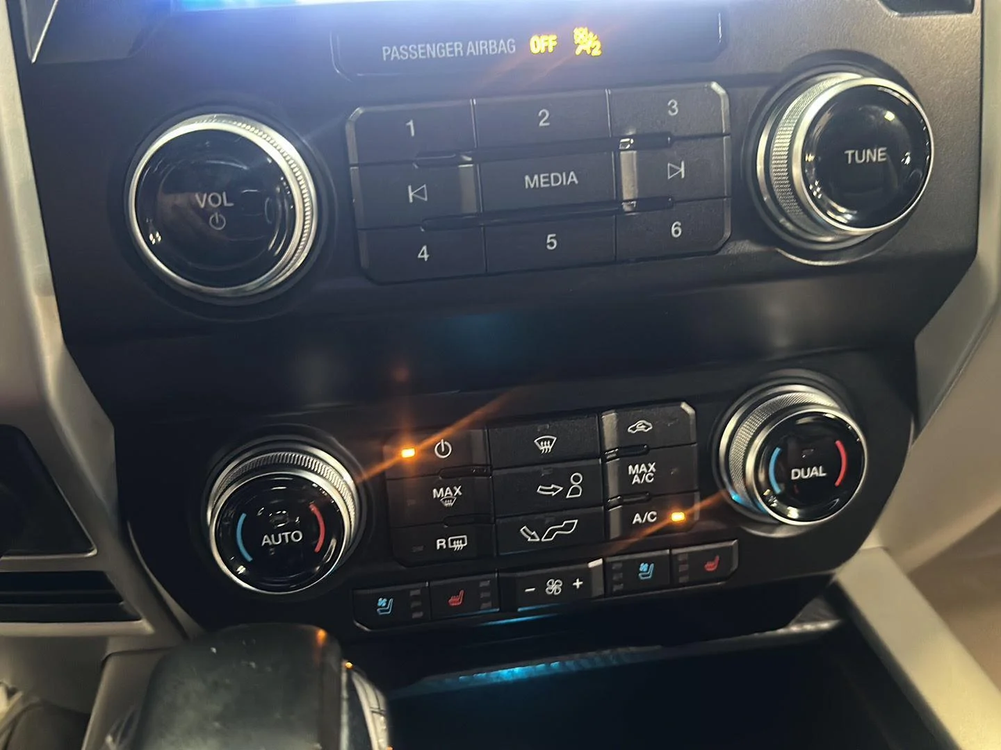 Used 2019 Agate Black Metallic Ford LARIAT image 21