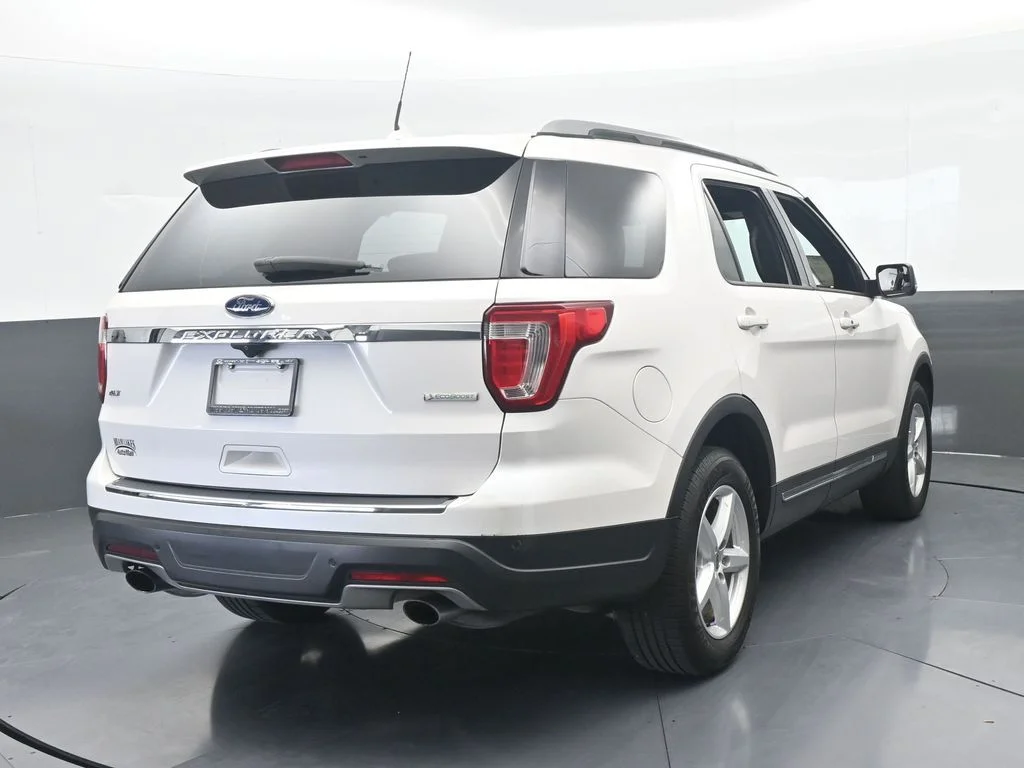 Used 2018 White Platinum Clearcoat Metallic Ford XLT image 4