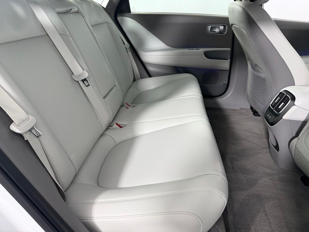 Used 2025 White Hyundai SEL image 30