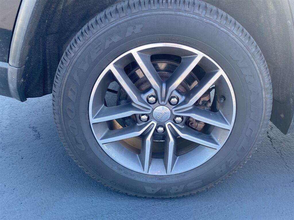 Used 2018 Diamond Black Crystal Pearlcoat Jeep Limited image 12