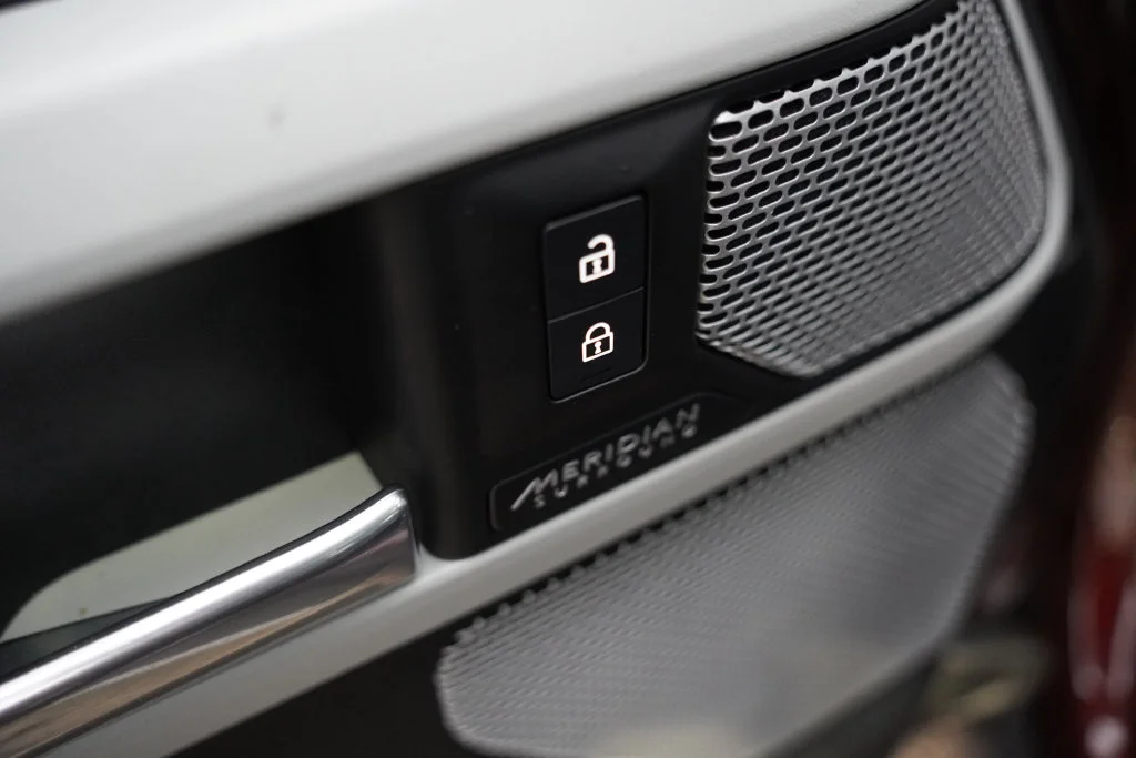 Used 2023  Land Rover SE image 26