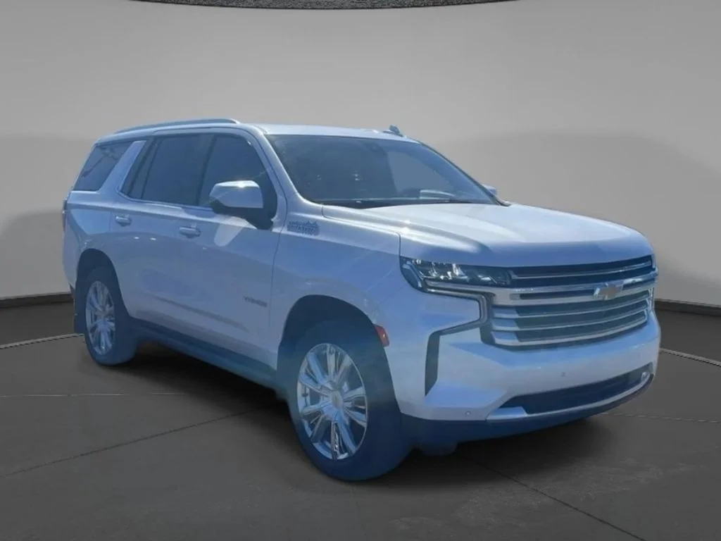 Used 2021 Iridescent Pearl Tricoat Chevrolet High Country image 3