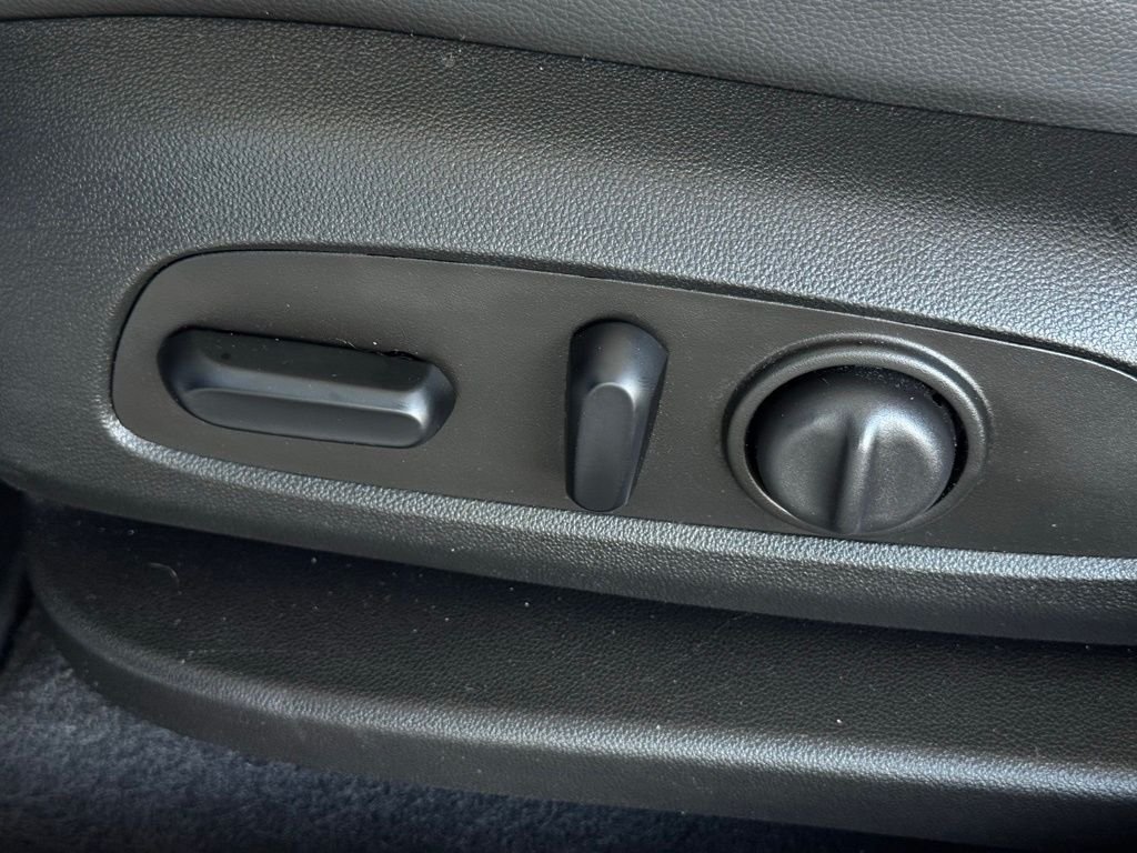 Used 2023 White GMC Denali image 32