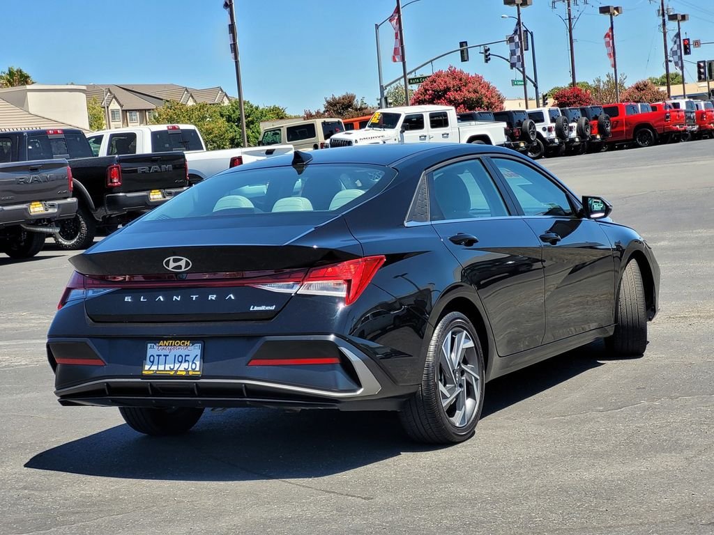 Used 2025 Black Hyundai Limited image 4