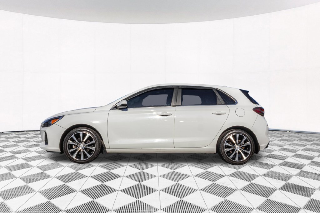 Used 2018 White Hyundai Base image 6