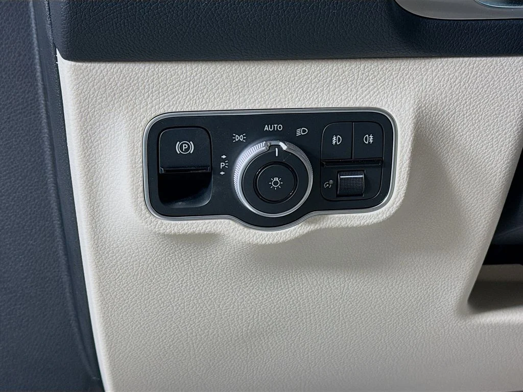 Certified Used 2025 Polar White Mercedes-Benz GLB 250 image 10