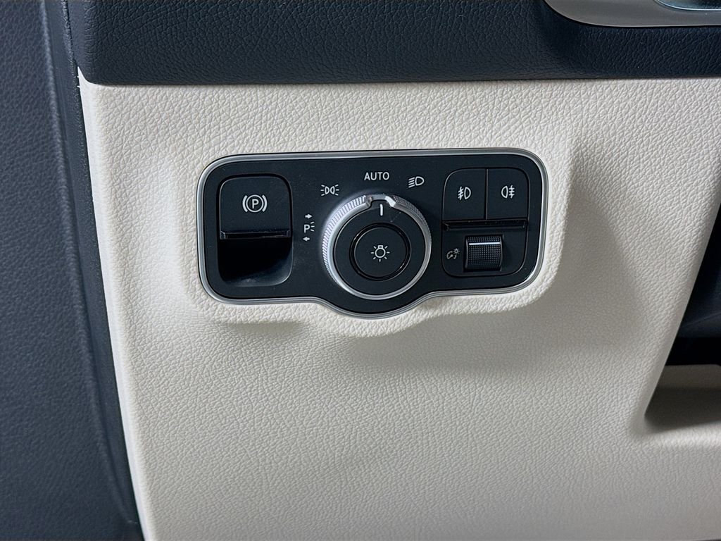 Used 2025 White Mercedes-Benz GLB 250 image 10