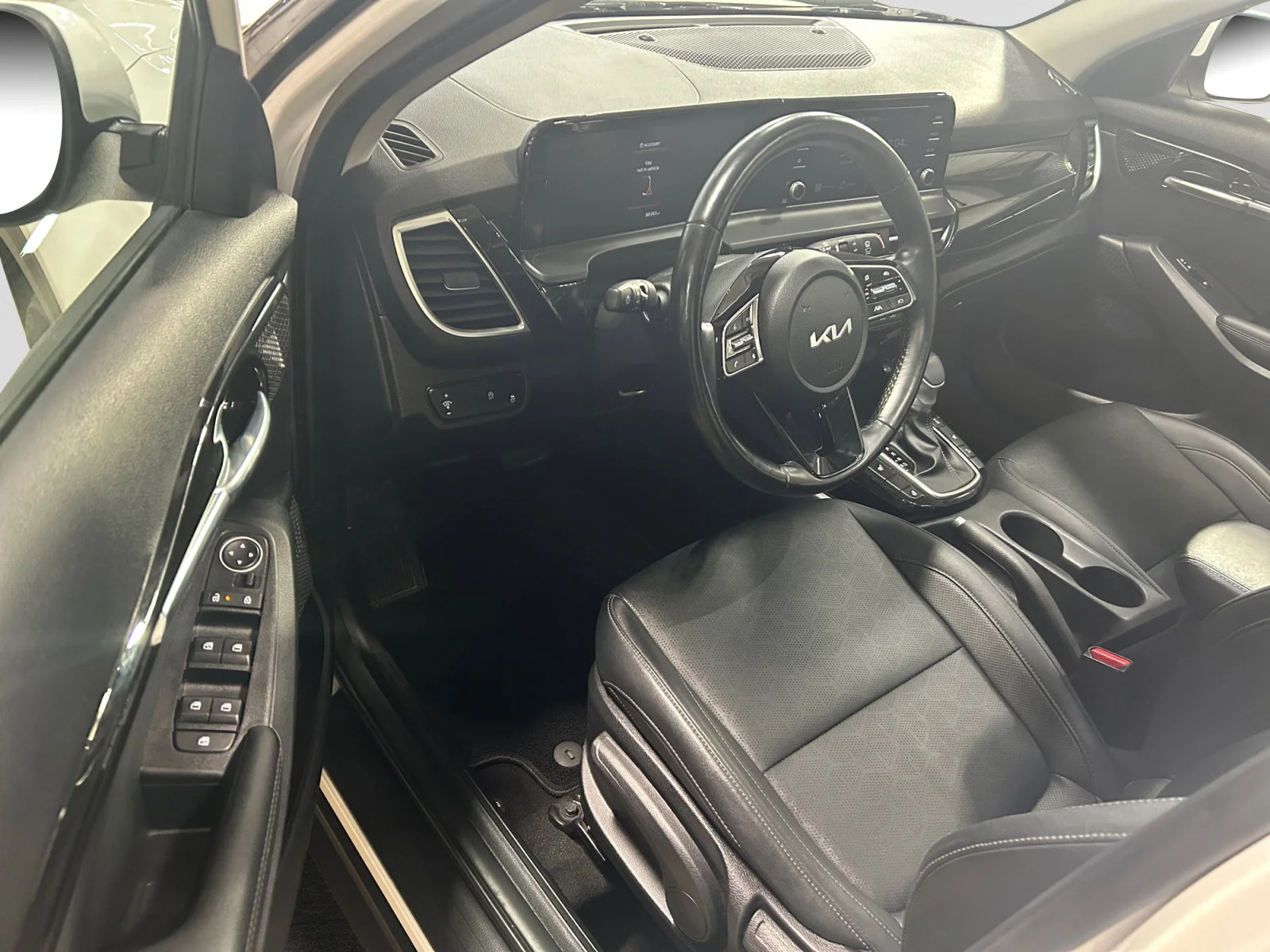 Used 2024 WHITE Kia EX AWD image 12