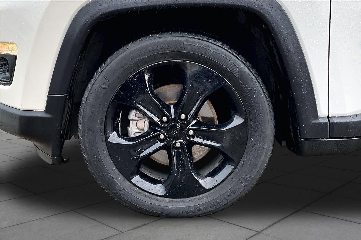 Used 2021 White Clearcoat Jeep Altitude image 10