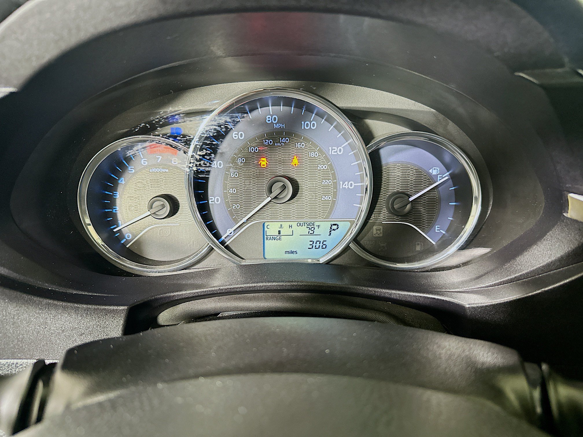 Used 2014 Classic Silver Metallic Toyota LE image 19
