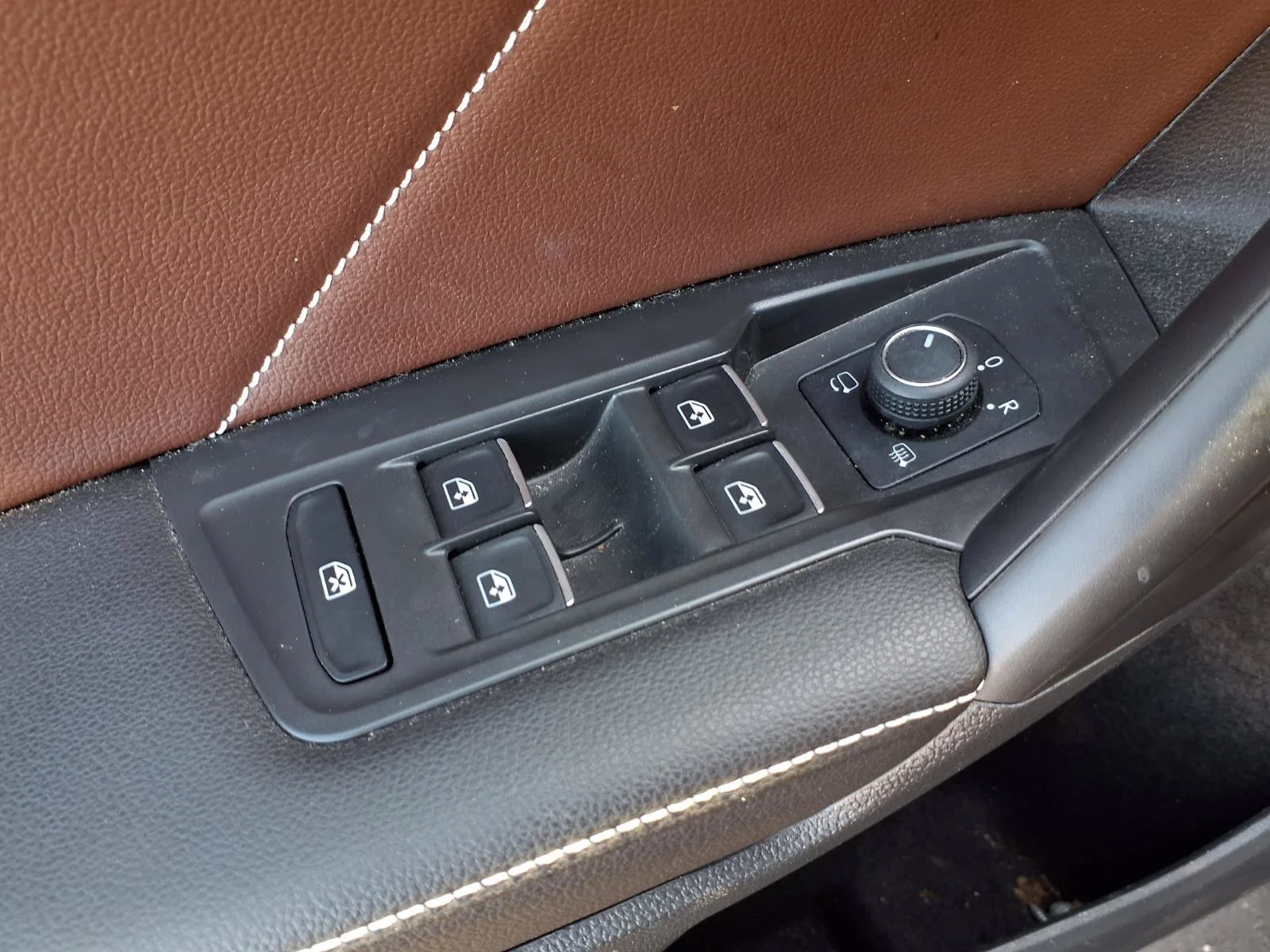 Used 2024  Volkswagen SEL R-Line image 19