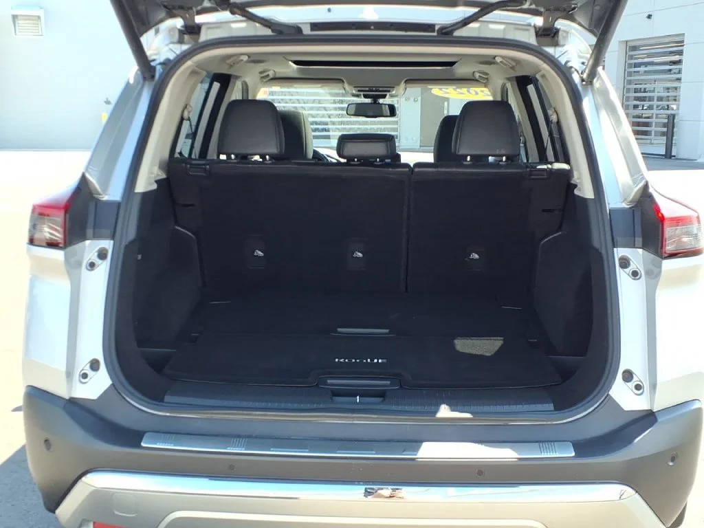 Used 2022 Silver Nissan Platinum image 10