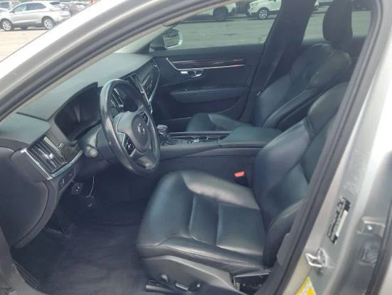 Used 2018  Volvo T5 Momentum image 5