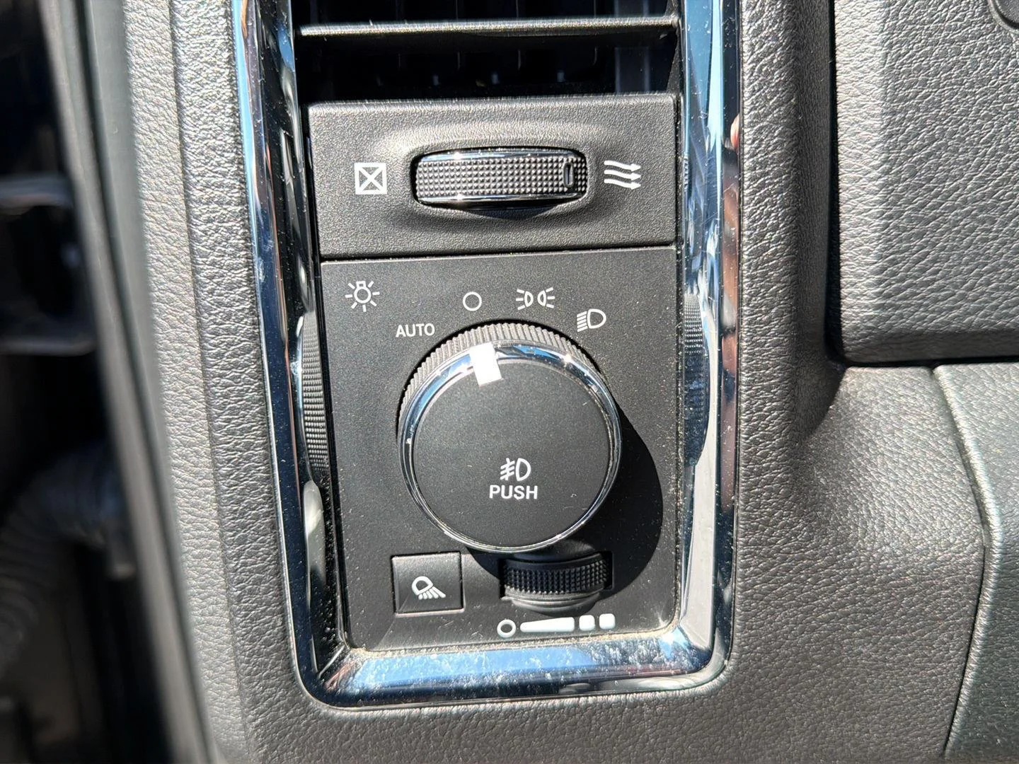 Used 2018  RAM Laramie image 21