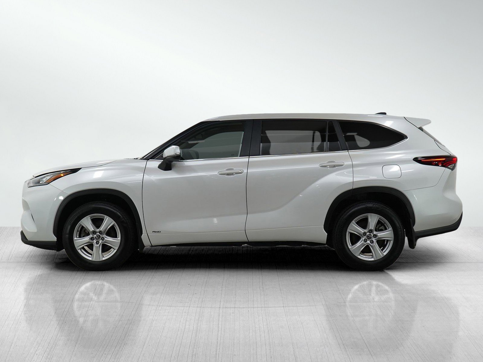 Used 2024 Toyota Highlander LE with VIN 5TDBBRCH3RS643249 for sale in Hopkins, Minnesota