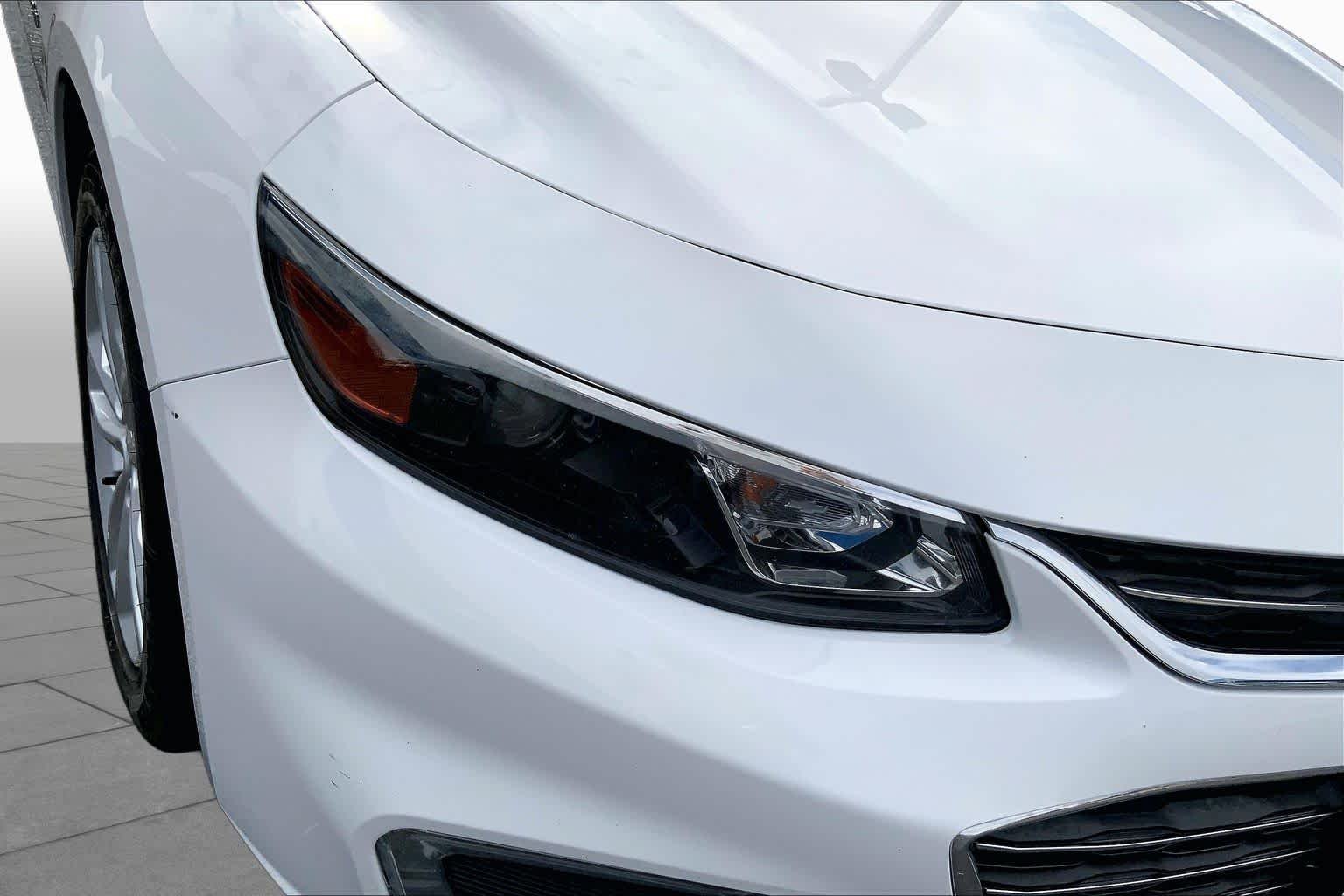 Used 2018 Summit White Chevrolet LT image 28