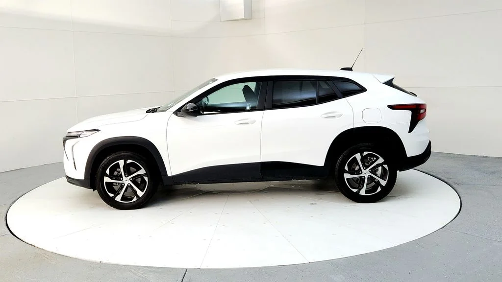 Used 2024 White Chevrolet 1RS image 3