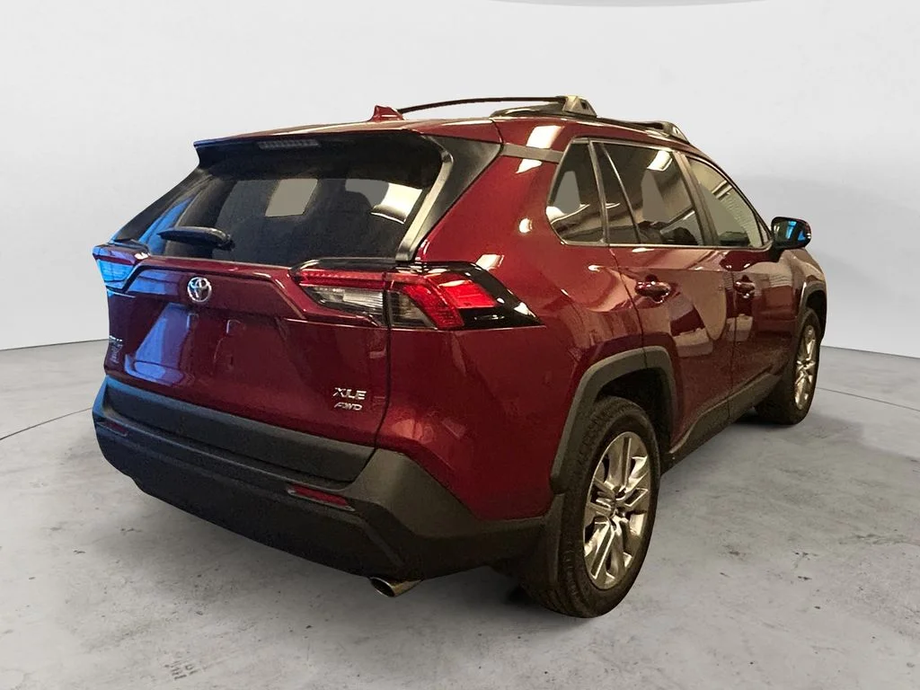 Used 2023 Pearl Toyota XLE Premium image 5