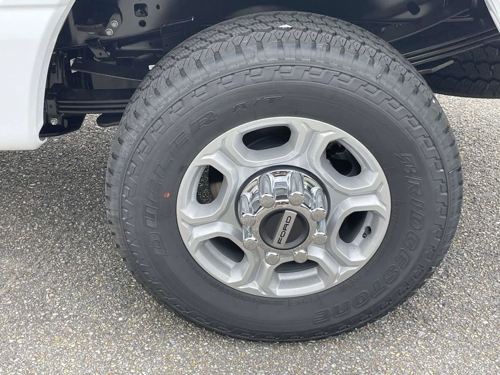 New 2026 Oxford White Ford XLT image 9