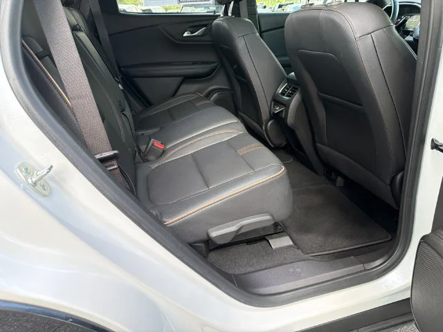 Used 2023 IRIDESCENT PEARL TRICOAT Chevrolet Premier image 15