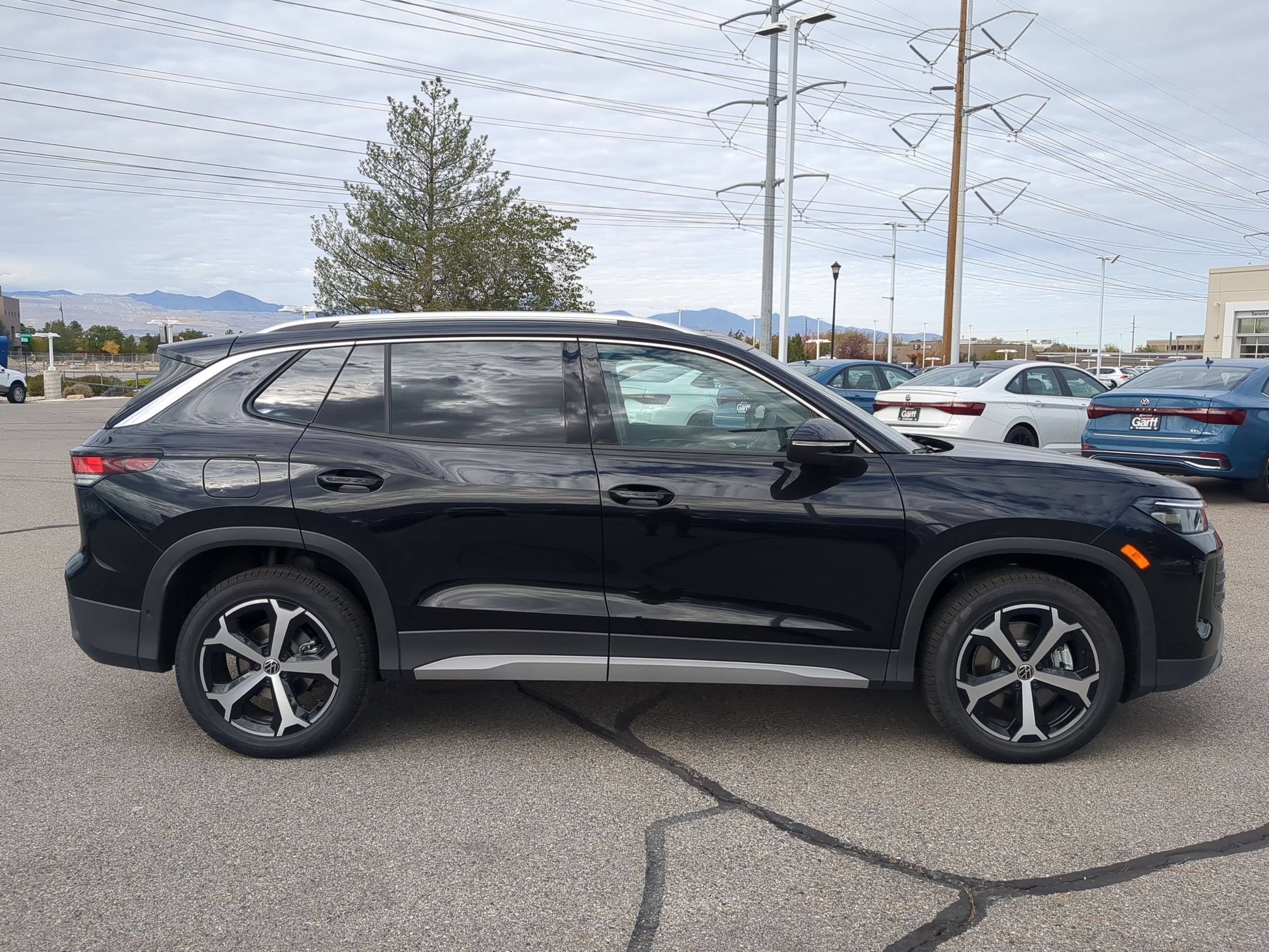 New 2026 Deep Black Pearl Volkswagen SE image 2