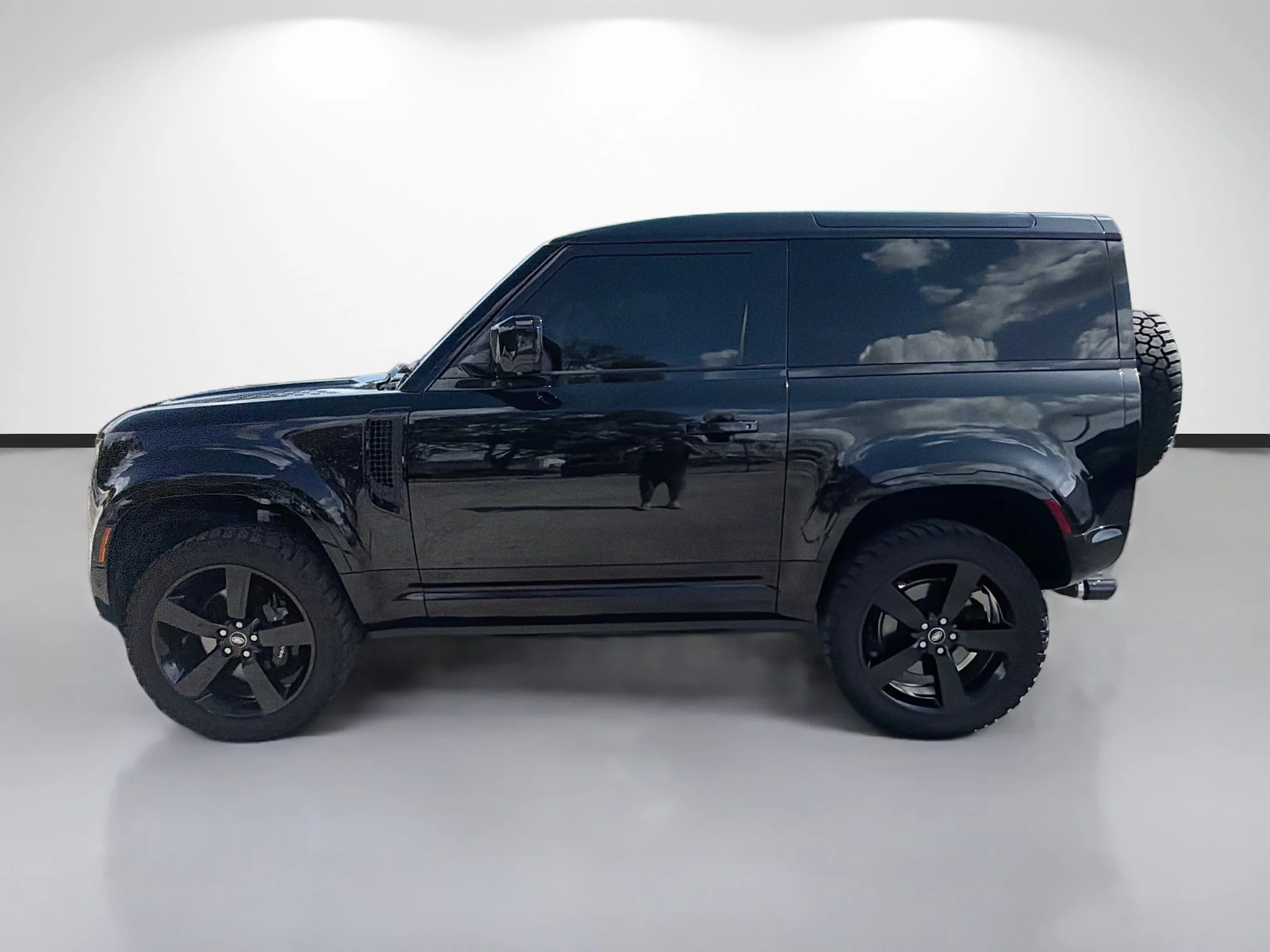 Used 2024 Santorini Black Metallic Land Rover V8 image 6
