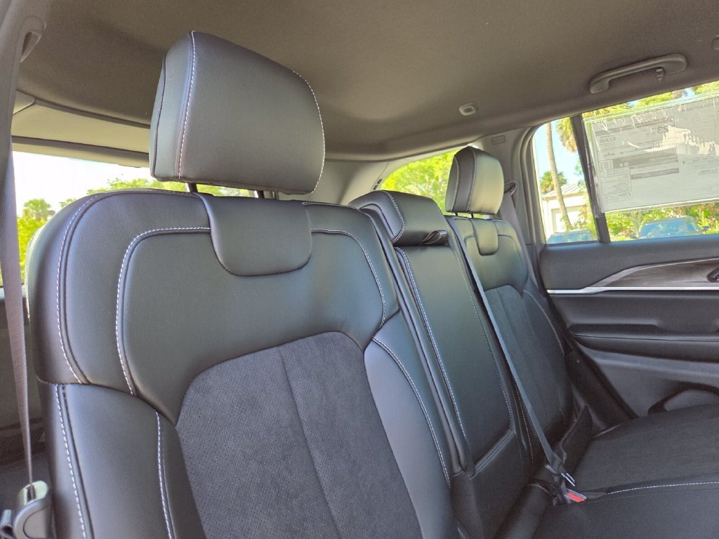 New 2027 Bright White Clear-Coat Paint Jeep Laredo Altitude image 19